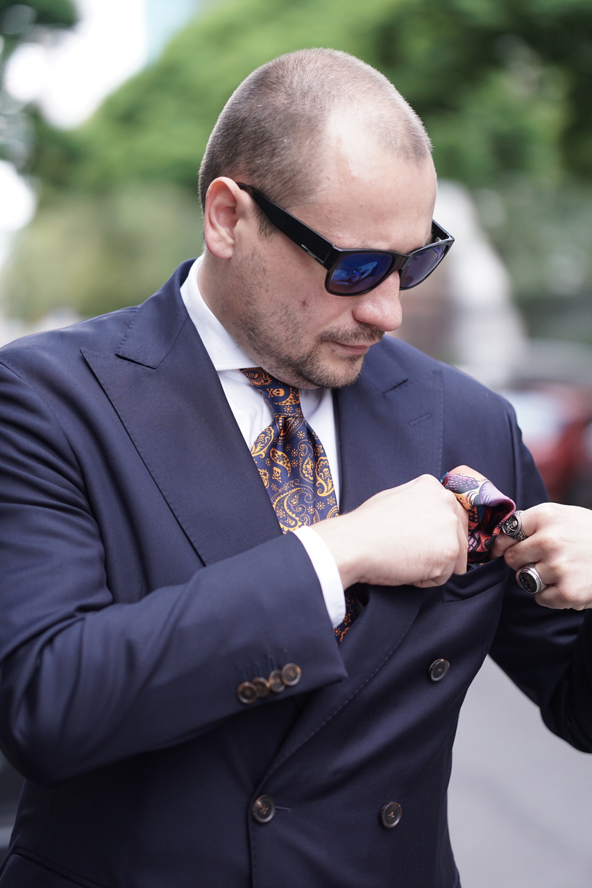 What kind of tie for a navy blue suit? 4 principles + photos