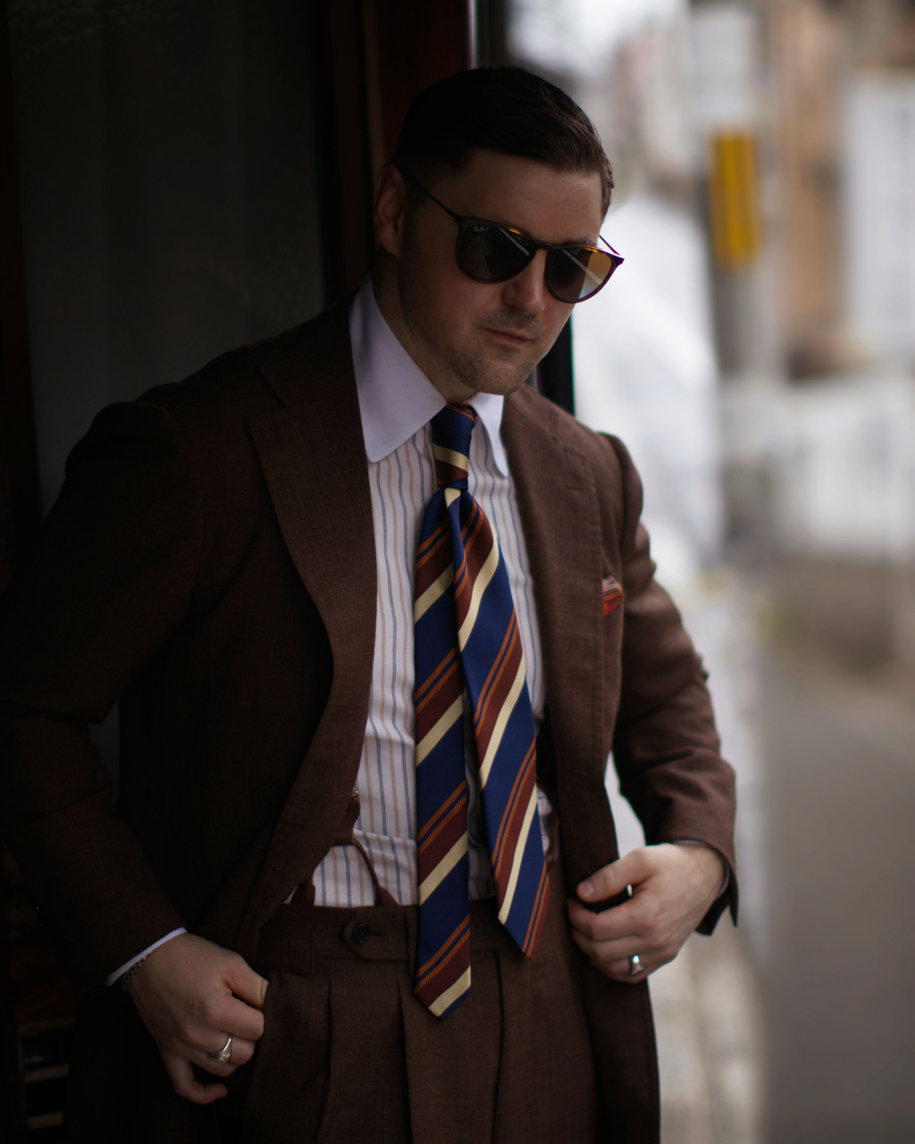 Garnitur bez krawata - czy i kiedy to ma sens?